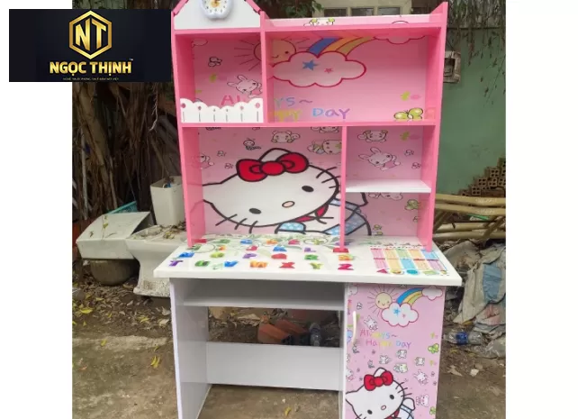 BÀN HỌC CHO BÉ GÁI NHỎ GỌN